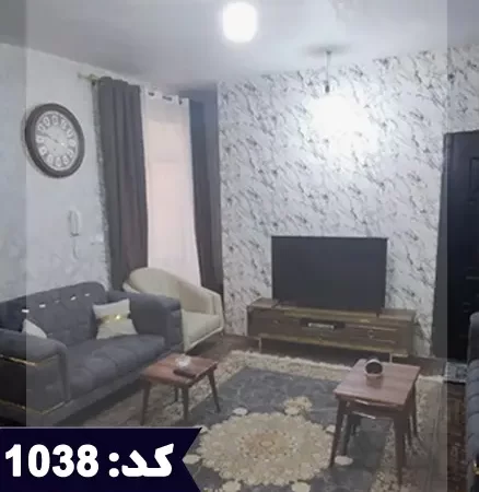 مبلمان طوسی و کرمی رنگ و فرش سرمه ای سالن نشیمن ویلا در سرخاب