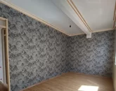 پارکت و کاغذ دیواری طوسی و قهوه ای رنگ اتاق خواب آپارتمان در بارنج 95654124