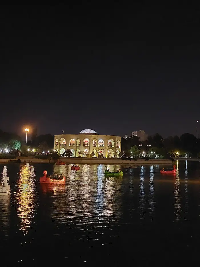 عمارت ایل گلی در شب 7487497