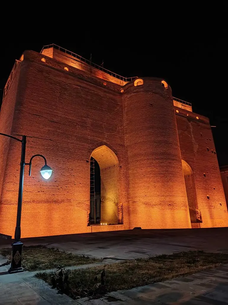 امکانات رونایی در کنار ساختمان آجری ارگ علیشاه تبریز در شب 156123