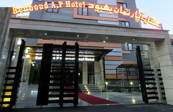 نمای بیرونی ساختمان سنگی با درب مشکی هتل آپارتمان بهبود تبریز در نزدیکی ارگ تبریز 4561465
