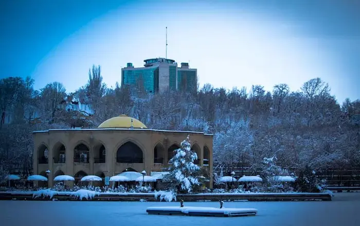 نمای بیرونی ساختمان قدیمی خانه بهنام در روز برفی و نزدیک به ارگ علیشاه در تبریز 1561155