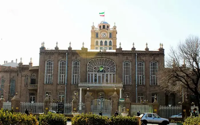 نمای بیرونی ساختمان قدیمی عمارت میدان ساعت تبریز در نزدیکی ارگ علیشاه 154156