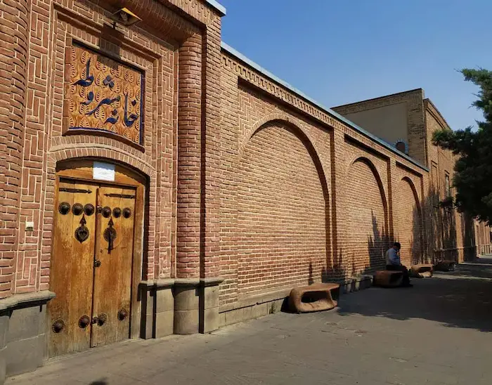 نمای ساختمان آجری و درب قدیمی چوبی خانه مشروطه نزدیک به ارگ علیشاه در تبریز 156156