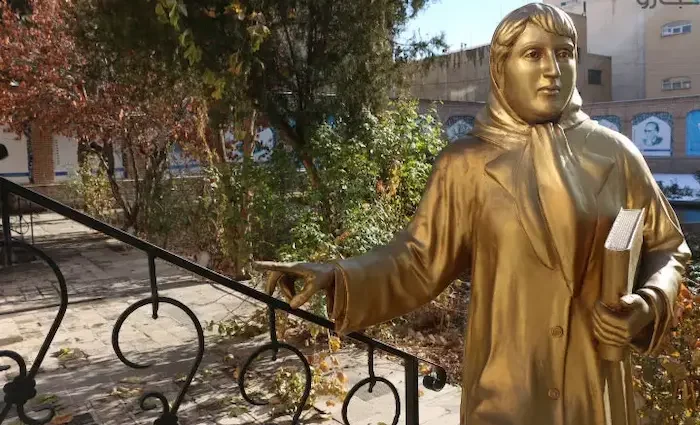 مجسمه طلایی پروین اعتصامی در محوطه سرسبز خانه پروین اعتصامی 1564135