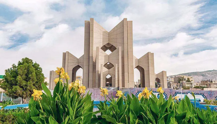 سازه مدرن مقبره استاد شهریار در کنار سرسبزی های شهر تبریز و در نزدیکی خانه پروین اعتصامی 156315