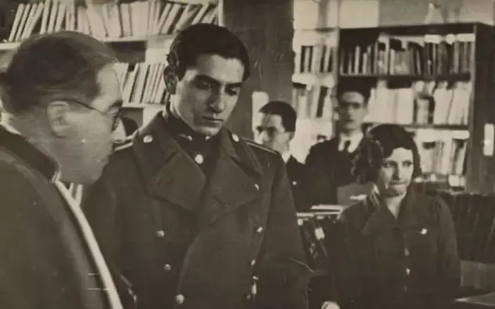 محمدرضا پهلوی در حال بازدید از دانشسرای عالی،پروین اعتصامی در سمت راست تصویر 143564