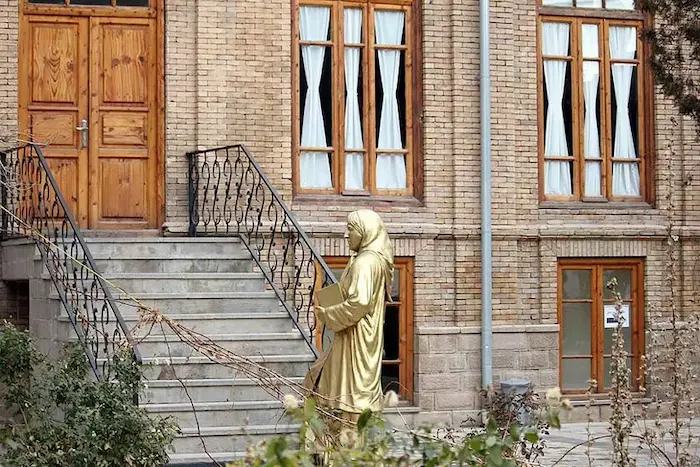 نمای بیرونی ساختمان آجری با مجسمه خانم پروین اعتصامی و پنجره های چوبی در تبریز 1254165