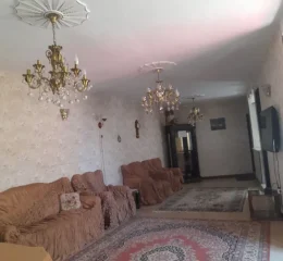 اتاق پذیرایی به همراه مبلمان و لوستر خانه ویلایی در تبریز 456437697