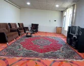 اتاق پذیرایی فرش شده به همراه مبلمان خانه ویلایی در تبریز 4576456557