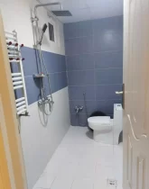 توالت فرنگی و دوش حمام سرویس بهداشتی آپارتمان در زعفرانیه