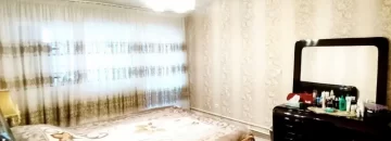 تخت خواب با روتختی کرمی رنگ و میز آرایش مشکی اتاق خواب ویلا در رشدیه 845125445