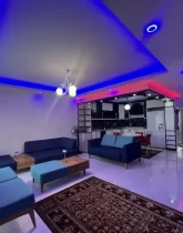 سالن نشیمن مدرن آپارتمان با نورپردازی رنگی سقف 464665564546