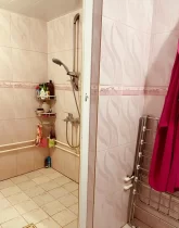 کاشی سفید و دوش حمام سرویس بهداشتی ویلا در زعفرانیه تبریز